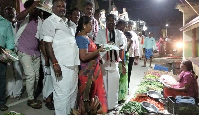பெரம்பலூர்: வாரச்சந்தையில் வாக்கு சேகரித்த அதிமுக வேட்பாளர் இளம்பை இரா. தமிழ்ச்செல்வன்!
