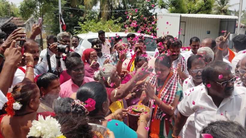 பெரம்பலூர்: பிரச்சாரத்திற்கு வந்த குன்னம் வேட்பாளர் சரண்யாவிற்கு பாசி மணிமாலைகளை அணிவித்து வரவேற்ற நெறிக்குற சமூக பெண்கள்!