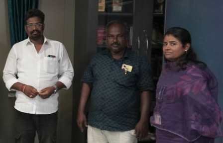 பெரம்பலூர்: வாக்குச்சாவடியில் தவறவிட்ட தங்கச்சங்லியை வாக்காளரிடம் மீட்டுஒப்படைத்த அலுவலர்கள்!