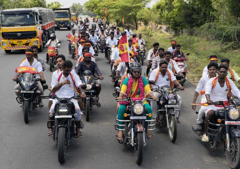 குன்னம்: புல்லட் ஓட்டி தேர்தல் பிரச்சாரத்தை நிறைவு செய்த தவெக பெண் வேட்பாளர் ரேவதி!