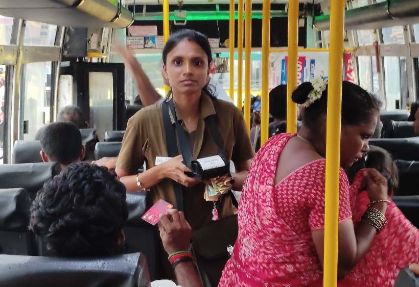 பெரம்பலூர்: 47 ஆண்டுகளுக்கு பிறகு, அரசு பஸ்சில் கண்டக்டர் பணியில் 2 பெண்கள்!