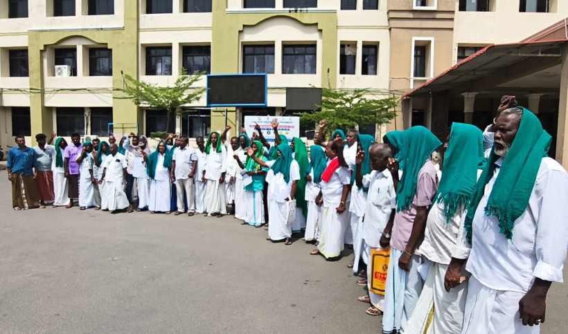 பெரம்பலூர்: தவெக அரசு, தேர்தல் வாக்குறுதிப் படி கடனை தள்ளுபடி செய்ய வலியுறுத்தி கருப்பு கொடியுடன் விவசாயிகள் ஆர்ப்பாட்டம்!