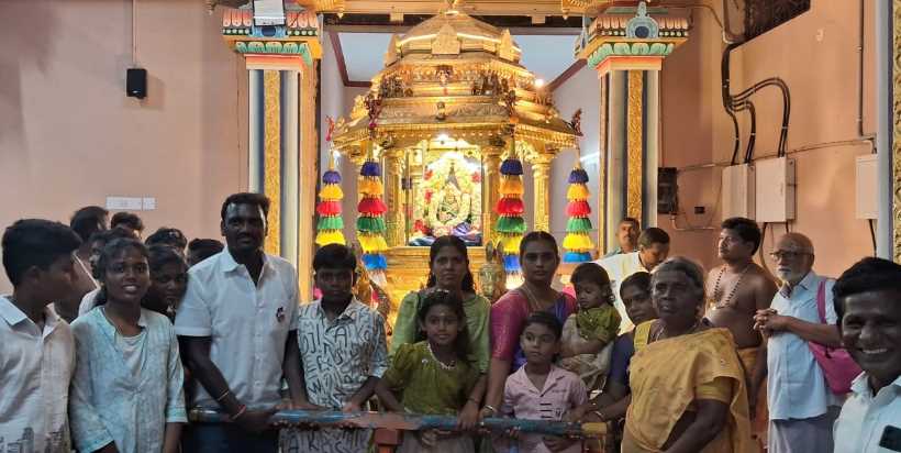 பெரம்பலூர்: தவெக கட்சியினர், சிறுவாச்சூர் மதுரகாளியம்மன் கோயிலில் தங்க தேர் இழுத்து வழிபட்டனர்!