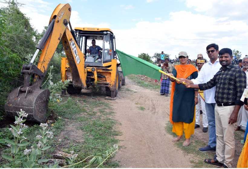 பெரம்பலூர்: அட்ஷயா சூப்பர் மார்க்கட் CSR நிதியில் நக்கசேலம் ஏரி ஆழப்படுத்தும் பணி; கலெக்டர் தொடங்கி வைத்தார்!