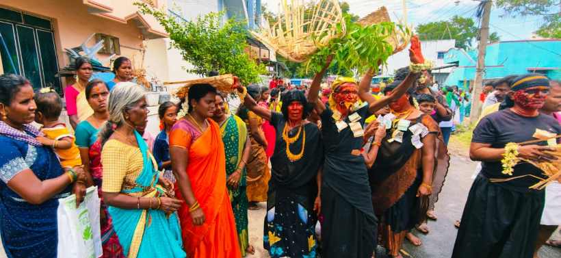 பெரம்பலூர்: முறத்தால் அடிக்கும் வாங்கும் திருவிழா; ஆயிரக்கணக்கான பக்தர்கள் அடி வாங்கி சாமி வழிபாடு!