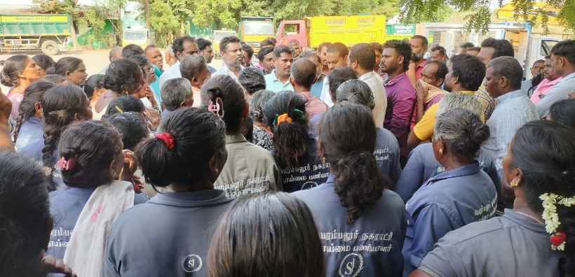 பெரம்பலூர்: நகராட்சியில் அறிவிக்கப்பட்ட ஊதியம் வழங்க கோரி தூய்மை பணியாளர்கள் முற்றுகை; தர்ணா போராட்டம்! எம்.எல்.ஏ சிவக்குமார் நேரில் விசாரணை, தடுமாறிய ஒப்பந்தாரர்!