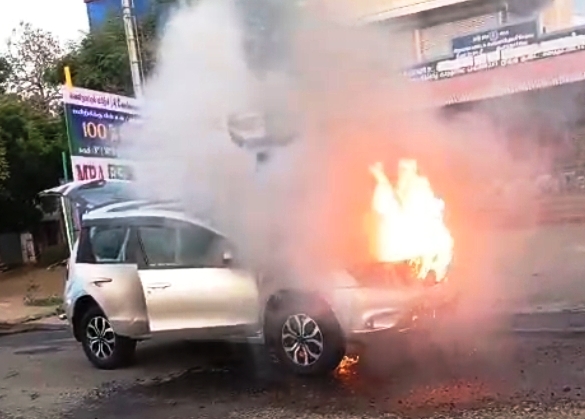 பெரம்பலூர்: ஓடிக்கொண்டிருந்த கார் நடுரோட்டில் தீப்பிடித்தது; அதிர்ஷ்டவசமாக குழந்தை உட்பட 5 பேர் உயிர் தப்பினர்!