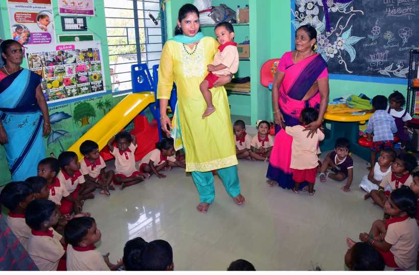பெரம்பலூர்: விளம்பரம் அல்ல; முன்னுதாரணம்; கலெக்டர் தனது குழந்தையை அங்கன்வாடியில் சேர்த்தார்!