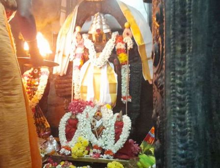 பெரம்பலூர்: ஆடிக் கிருத்திகை; முருகனுக்கு அபிஷேகம்! மகாதீபாராதனை!!