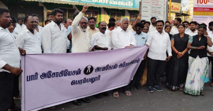 பெரம்பலூர்: கர்நாடகவில் தமிழர்களை சுட்டு கொன்றதை கண்டித்து வழக்கறிஞர்கள் கண்டன ஆர்ப்பாட்டம்!