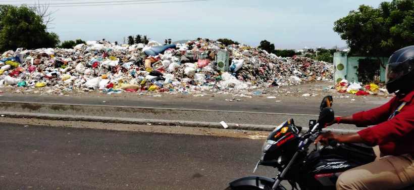 பெரம்பலூர்: சாலையில் செல்வோர்கள் மீது விழும் நகராட்சி குப்பைகள்; வாகன ஓட்டிகள், குடியிருப்புவாசிகள் அவதி!