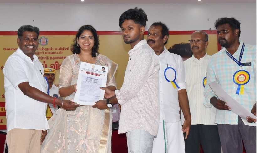 பெரம்பலூர்: தனியார் துறை வேலை வாய்ப்பு முகாம்; 729 நபர்களுக்கு பணிநியமன ஆணைகளை கலெக்டர் வழங்கினார்!