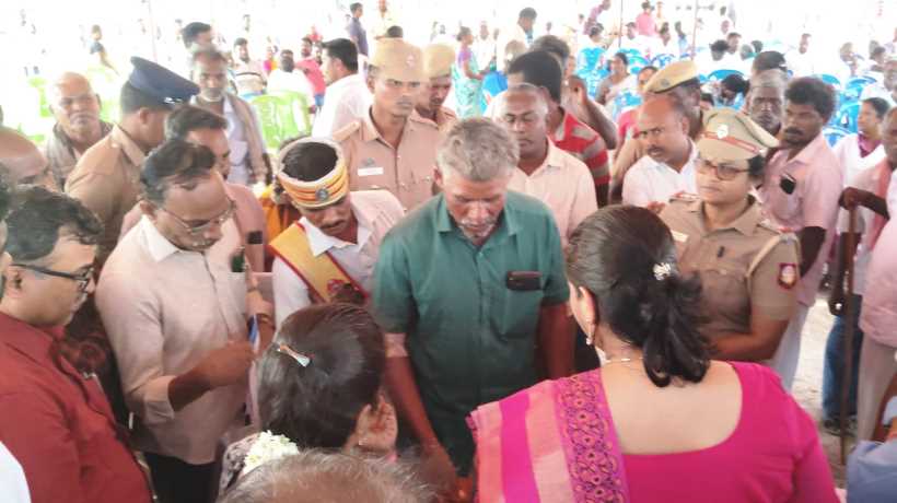 பெரம்பலூர்: Record Break: சுமார் 300 பேரிடம் அசராமல் கோரிக்கை மனுக்களை நேரிடையாக பெற்று குறைகளை கேட்டறிந்த கலெக்டர் ஷரண்யா! பொதுமக்கள் பாராட்டு!!