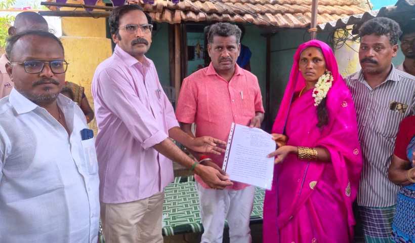 பெரம்பலூர்: டீக்கடை தீவிபத்தில் இறந்தவரின் குடும்பத்திற்கு அரசு சார்பில் நிவாரண உதவி; எம்.எல்.ஏ, தாசில்தார் வீடு தேடி சென்று வழங்கி ஆறுதல்!