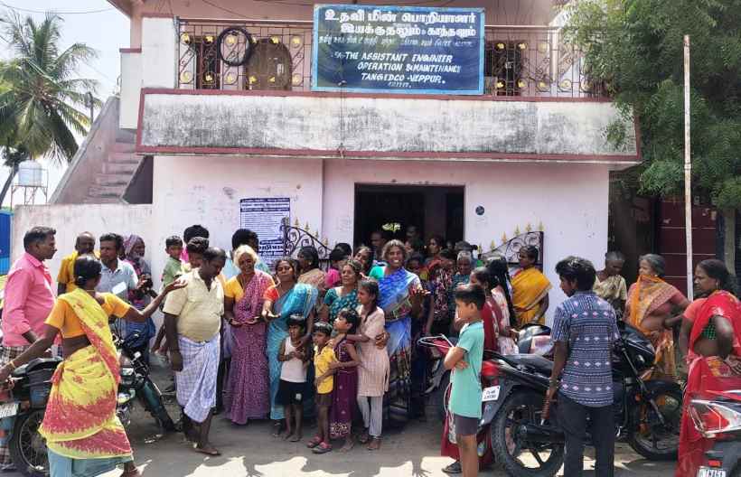 பெரம்பலூர்: மின்சாரம் தாக்கி தவெக பிரமுகர் உள்பட 2 பேர் பலி; மின்வாரிய அலுவலகத்தை முற்றுகையிட்ட உறவினர்கள்!!