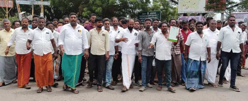பெரம்பலூர்: மாவட்டத்தில் விதிகளுக்கு உட்பட்டு குவாரிகள் இயங்க உரிய நடவடிக்கை எடுக்கக் கோரி கல்குவாரி சார்ந்த தொழிலாளர்கள் கலெக்டரிடம் மனு!
