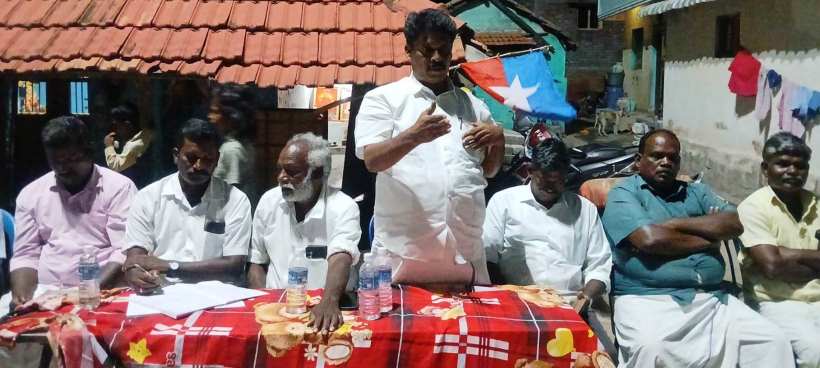 பெரம்பலூர்: வேர்களைத் தேடி பயணம்; விசிக மாவட்ட செயலாளர் கிருஷ்ணகுமார் தலைமையில் காரியனூரில் நடந்தது.