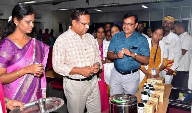 பெரம்பலூர் மழைக்கால சிறப்பு சித்த மருத்துவ முகாம்; கலெக்டர் தொடங்கி வைத்தார்!